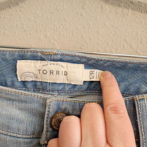 Torrid Distressed Boyfriend Jeans Light Wash Ripped Denim Size 12 Regular - Picture 6 of 12